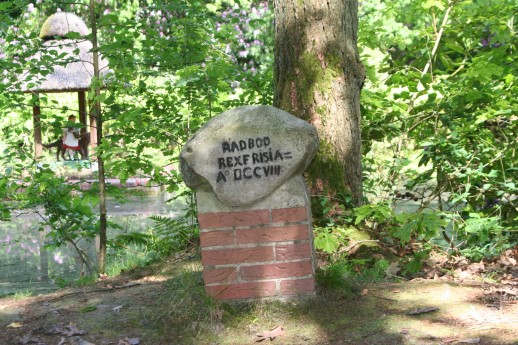 Gedenkstein fr den Friesenknig Radbod im Berumerfehner Wald